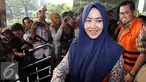 Pasangan suami-istri tersangka suap di Mahkamah Konstitusi Budi Antoni Aljufri (kanan) dan Suzanna keluar dari gedung KPK usai menjalani pemeriksaan, Jakarta, Rabu (22/7/2015). (Liputan6.com/Helmi Afandi)