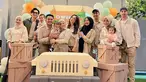 Ulang tahun pertama Qwenzy digelar meriah bersama keluarga dan teman dekat. Kesha Ratuliu mengundang para sahabat yang tergabung dalam geng Mamayu. Suasana pun seketika heboh dengan kehadiran mereka. Di antaranya, Dinda Hauw, Rey Mbayang, Syifa Hadju, Shania Indriyani, Alkhafie, Margin Wieheerm dan Ali Syakieb. (Liputan6.com/IG/@shaniaindryn)