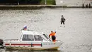 Para anggota dari Kementerian Kedaruratan Rusia berpartisipasi dalam latihan penyelamatan di Kereta Gantung Moskow yang melintasi Sungai Moskow di Moskow, Rusia, pada 21 September 2020. (Xinhua/Maxim Chernavsky)