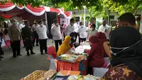 Menteri Sosial (Mensos) Juliari P Batubara meluncurkan Bantuan Sosial (Bansos) beras untuk keluarga penerima manfaat (KPM) program keluarga harapan (PKH) di Surabaya, Jatim. (Foto: Dok Istimewa)