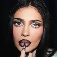 Melihat detail koleksi makeup King Kylie dari Kylie Jenner (@kyliecosmetics)