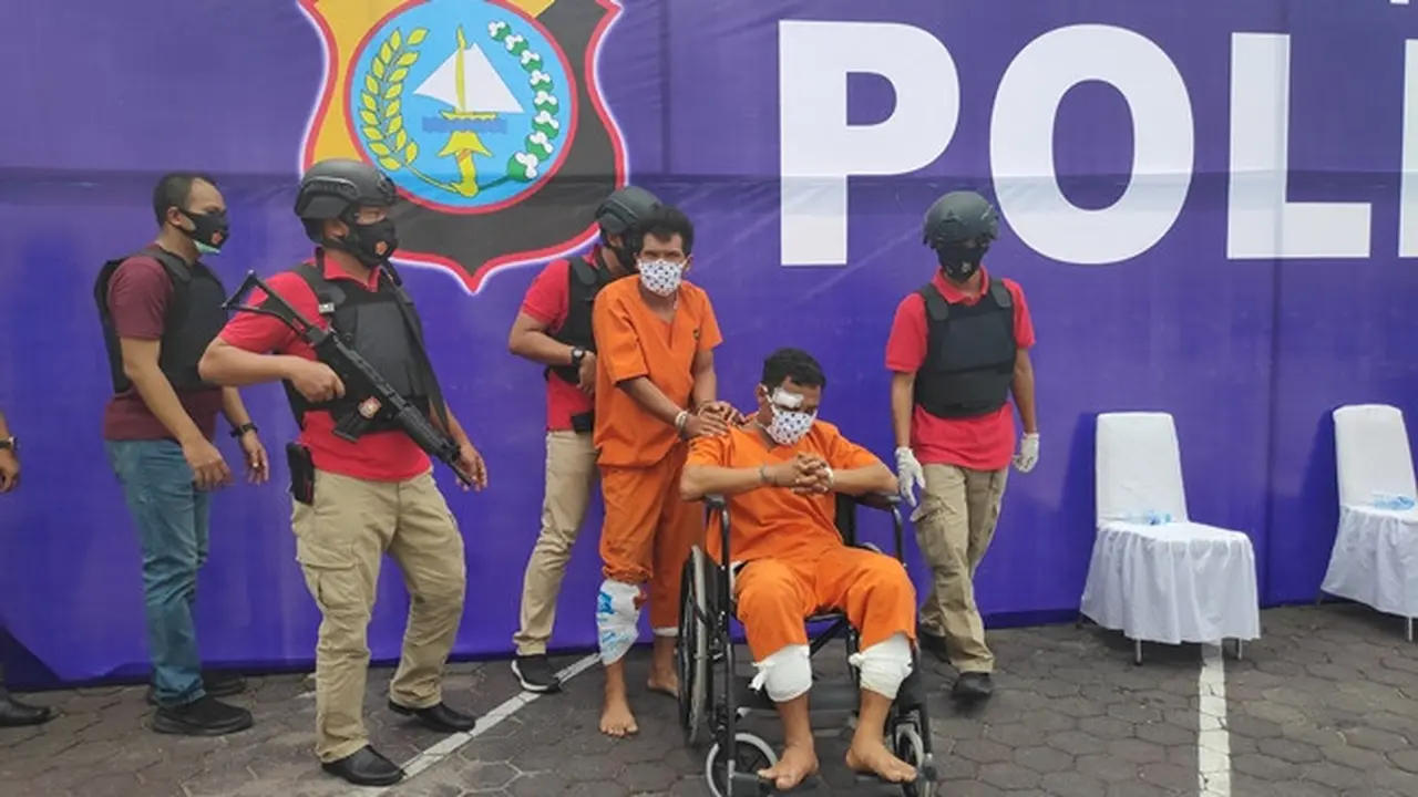 Dua tersangka pembunuhan pengusaha sewa mobil setelah tertangkap Polda Riau.