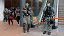 Polisi anti huru-hara memblokir sebuah jembatan di dekat Gedung Dewan Legislatif di Hong Kong, Rabu (27/5/2020). Penjagaan ekstra dilakukan menimbang kemungkinan aksi menentang Rancangan Undang-undang (RUU) yang mengkriminalkan penghinaan terhadap lagu kebangsaan China. (AP Photo/Kin Cheung)