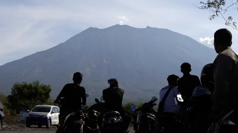 BNPB Terbangkan Drone untuk Pantau Kawah Gunung Agung