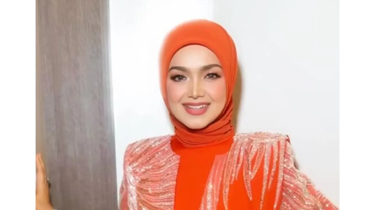 6 Potret Elegan Siti Nurhaliza dalam Balutan Blazer Berkilau di Pestapora 2025