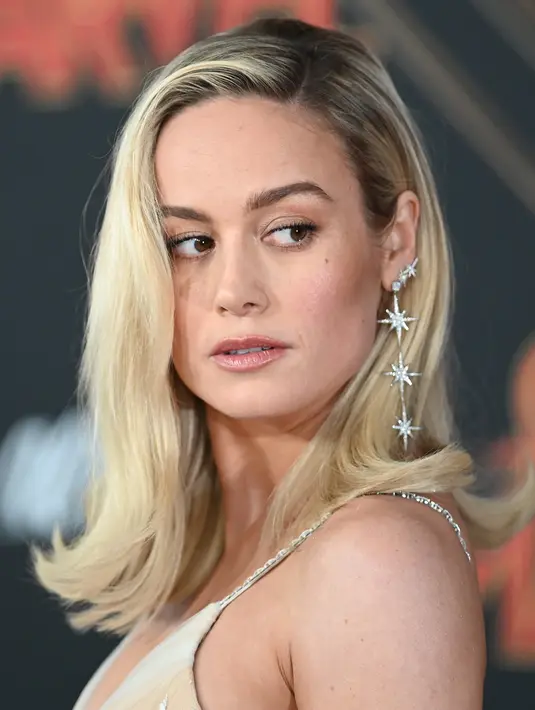 Aktris Brie Larson saat menghadiri pemutaran perdana film "Captain Marvel" di Hollywood, California, AS (4/3). Brie Larson tampil cantik mengenakan gaun emas bertabur bintang-bintang. (AFP Photo/Robyn Beck)