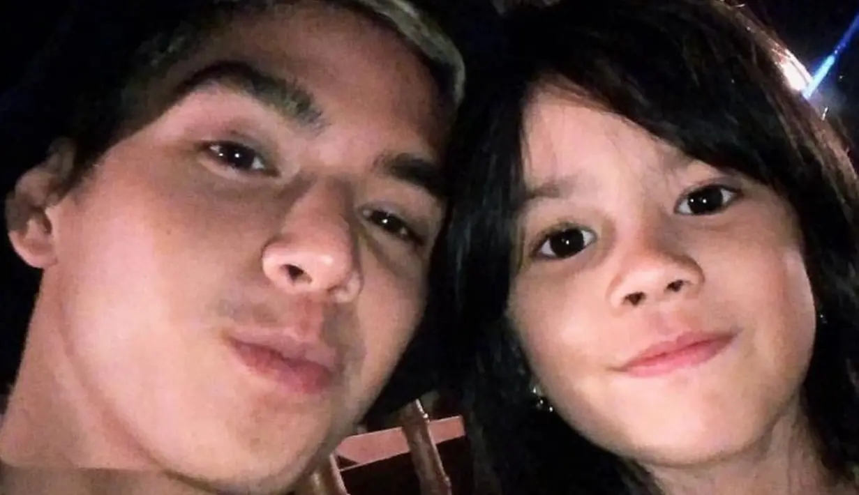 Kakak dari El Rumi ini memang sering bagikan momen ketika bersama Safeea. Foto bersama dengan selfie ini banjir pujian dari netizen. Netizen kompak menyebut Al Ghazali sebagai kakak yang mengayomi. (Liputan6.com/IG/alghazali.7)