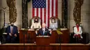 Presiden Joe Biden berpidato didampingi Wakil Presiden Kamala Harris dan Ketua DPR Nancy Pelosi di Kongres, US Capitol, Washington, Amerika Serikat, Rabu (28/4/2021). Pidato pertama Joe Biden di depan Kongres kali ini khusus hanya untuk undangan. (Doug Mills/The New York Times via AP, Pool)