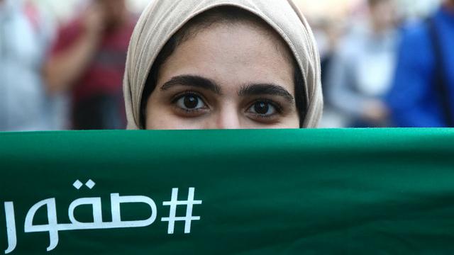 Para suporter punya cara tersendiri untuk menyemangati pemain selain dari teriakan nyanyian penyemangat.