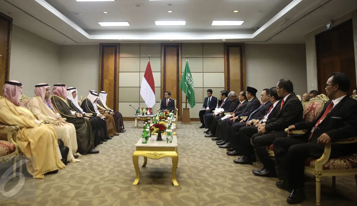 Arab Saudi membuka peluang untuk meningkatkan kuota haji untuk jemaah Indonesia saat bertemu dengan Jokowi di sela pertemuan KTT Luar Biasa OKI di Jakarta, Senin (7/2/2016). (Liputan6.com/Faizal Fanani)