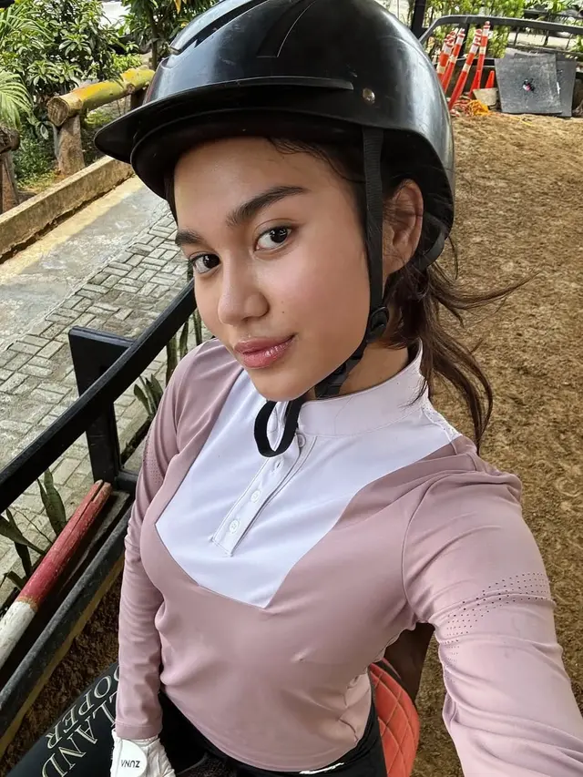 Potret Azizah Salsha Lakukan Olahraga Berkuda. (instagram/azizahsalsha_)