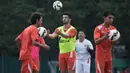 Sejumlah pemain Persija mengikuti latihan perdana jelang Piala Presiden 2015 di Lapangan Yon Zikon 13, Jakarta, Selasa (18/8/2015). Latihan perdana itu hanya diikuti sembilan pemain. (Bola.com/Vitalis Yogi Trisna)