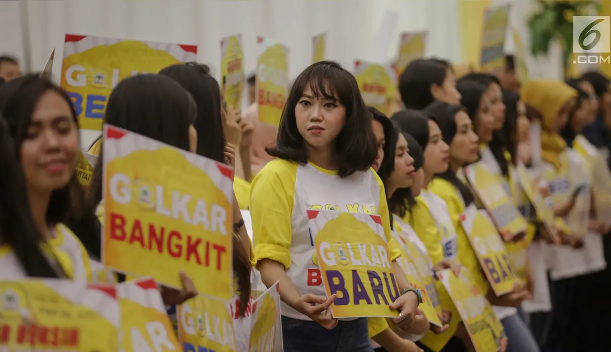Sejumlah gadis menunjukkan poster saat penutupan Munaslub partai Golkar di Jakarta, Rabu (20/12). Munaslub hari ini sekaligus mengukuhkan Airlangga Hartarto sebagai Ketum Golkar menggantikan Setya Novanto. (Liputan6.com/Faizal Fanani)