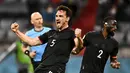 Pemain Jerman Mats Hummels (kiri) dan Antonio Ruediger merayakan setelah mencetak gol ke gawang Hungaria pada pertandingan Grup F Euro 2020 di Allianz Arena, Munich, Jerman, Rabu (23/6/2021). Pertandingan berakhir imbang 2-2. (Lukas Barth/Pool Photo via AP)