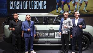 Chief Operating Officer BAIC Indonesia, Dhani Yahya dan CEO Senyawa Entertainment, Reza Wibisana Subekti dalam peluncuran kerjasama BAIC Indonesia dengan Clash of Legends dalam gelaran IIMS 2026 di JIEXPO Kemayoran, Jakarta, Kamis (5/2/2026). (Bola.com/Nur Iman Ali)