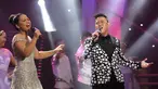 Penampilan duet finalis D'Academy 3 Ical dan Weni, dalam konser grand final D'Academy 3 di studi 5 Indosiar, Jakarta, Jumat (21/05/2016). Konser penentu mahkota juara akan digelar pada 27 Mei 2016. (Liputan6.com/Herman Zakharia)