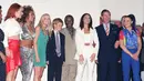 Prince Harry sendiri bertemu dengan Spice Girls di usianya yang sangat muda saat berada di South Africa pada 1997 bersama dengan Prince Charless. (People)
