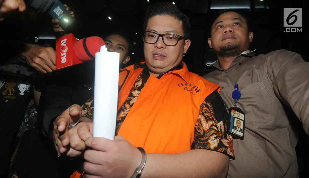 Pengusaha Chandry Suanda alias Afung, penyuap Anggota DPR F-PDIP I Nyoman Dhamantra memakai rompi tahanan usai menjalani pemeriksaan di Gedung KPK, Jakarta, Jumat (9/8/2019). Afung ditahan terkait suap izin impor bawang putih dari Kementerian Pertanian dan SPI dari Kemendag.(merdeka.com/Dwi Narwoko)