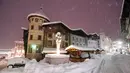 Pemandangan alun-alun berselimut salju di Desa Berchtesgaden, Bavaria, Jerman, Kamis (10/1). Salju tebal juga menyelimuti jalan raya, jalur kereta, dan rumah-rumah warga. (Tobias Hase/dpa/AFP)