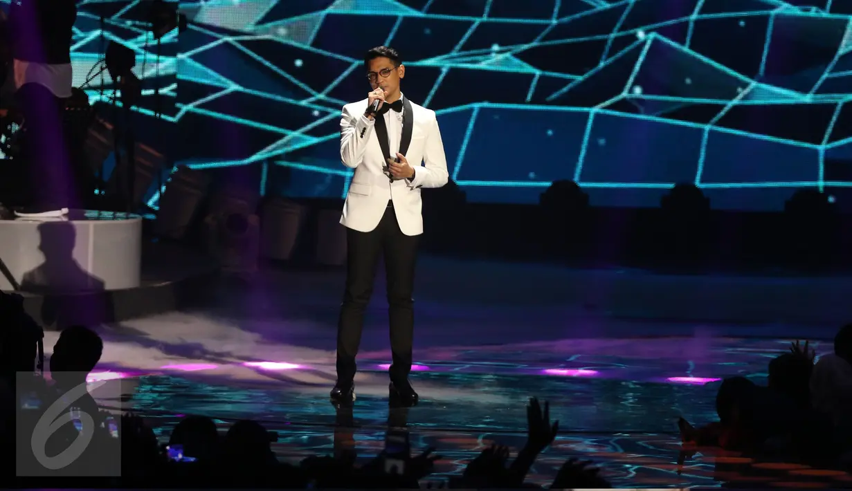 Penyanyi muda berbakat, Afgansyah Reza atau Afgan tampil di atas panggung perayaan HUT 26 SCTV di Istora Senayan, Jakarta, Rabu (24/8). Pada kesempatan itu, Afgan berkolaborasi dengan Raisa menyanyikan lagu 'Percayalah'. (Liputan6.com/Herman Zakharia)