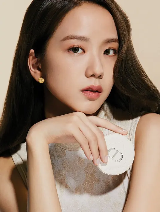 Selain itu, area mata juga disempurnakan dengan pulasan Diorshow Iconic Overcurl 090 Black, dan tak ketinggalan, pulasan Dior Lip Glow 001 Pink membuat rona bibir lebih sehat dan segar.