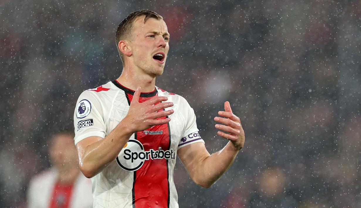 Pemain Southampton, James Ward-Prowse bereaksi pada laga lanjutan Liga Inggris 2022/2023 melawan Bournemouth di St Mary's Stadium, Southampton, Inggris, 27 April 2023. James Ward-Prowse berhasil mencatatkan 11 gol dan 5 assist dalam 45 penampilan di semua ajang bersama The Saint. Sang kapten dikenal sebagai spesialis tendangan bebas. (AFP/Adrian Dennis)