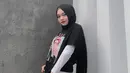 Dalam berbagai gaya pakaiannya, Putri seolah menunjukkan bahwa hijab tidak menjadi halangan untuk tampil stylish. Wanita kelahiran 29 April 2001 ini pandai dalam memadupadankan baju. (Liputan6.com/IG/putridelinaa)