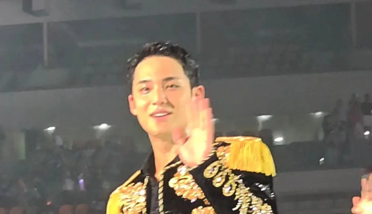 Mingyu sendiri tampil ganteng dengan mengenakan coat panjang berbordir dan dipenuhi manik-manik emas. Bagian bahu yang terstruktur semakin membentuk tubuhnya dengan amat baik mengenakan outfit ini. [Foto: Instagram/kathleenntr]