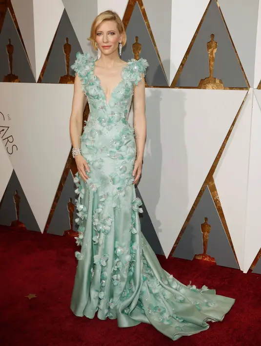Aktris Cate Blanchett tampil menawan pada red carpet Oscar 2016 dengan seafoam gown berdetail floral embellishment koleksi dari Armani Prive, di Hollywood & Highland Center, Hollywood, California, Minggu (28/2). (REUTERS/Adrees Latif)