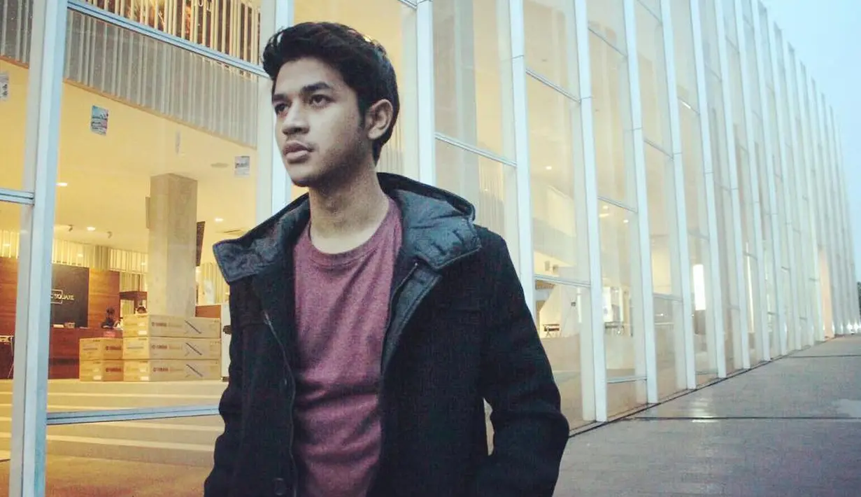Tak hanya di dunia musik, cowok kelahiran 31 Januari 1998 ini juga mencoba di dunia akting. (Foto: instagram.com/deboys13)