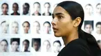 Model bersiap di belakang panggung sebelum memamerkan koleksi busana wanita Fall Winter 2020 Jil Sander selama Fashion Week di Milan, Italia, Rabu, (19/2/2020). (AP Photo/Domenico Stinellis)