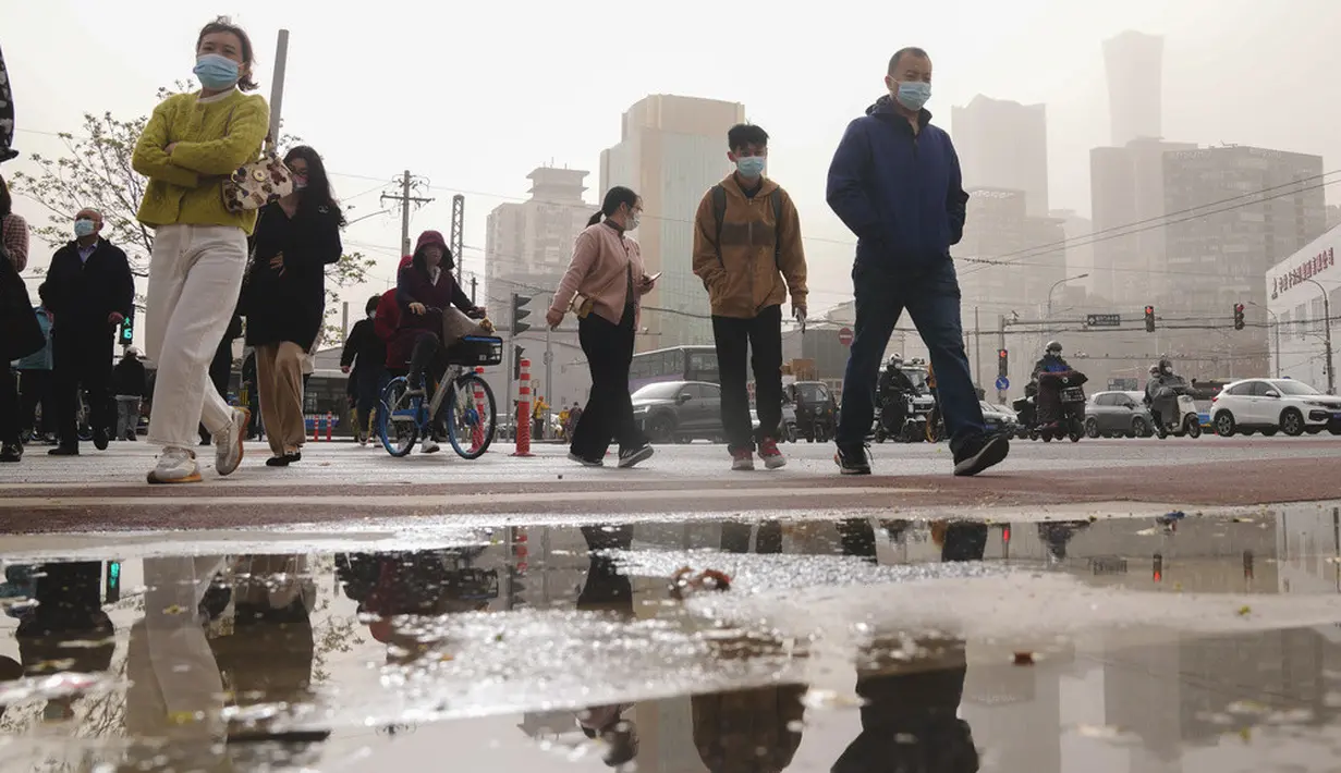 <p>Asap dan awan abu-abu berkabut terlihat menyelimuti Beijing pada hari ini. (AP Photo/Andy Wong)</p>
