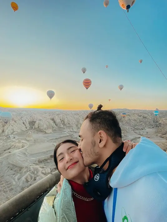 Namun awal hubungan keduanya tidak mudah. Banyak para netizen yang membandingkan Debi Sagita dengan mantan Marco Ivanos yang merupakan selebgram. Meski kerap dibanjiri komentar tersebut, Debi Sagita pun tidak terlalu menanggapinya. (Liputan6.com/IG/debisagita)