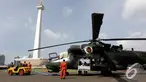Sejumlah anggota TNI mempersiapkan armada helikopter di halaman silang Monas, Jakarta, Rabu, (10/12/2014). (Liputan6.com/Faizal Fanani)