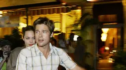 Pasangan seleb Angelina Jolie dan Brad Pitt meninggalkan sebuah restoran usai menikmati makan malam di pusat kota Ho Chi Minh, Vietnam, 23 November 2006. Angelina Jolie meminta hak asuh enam anak—tiga anak angkat dan tiga anak kandung. (AFP PHOTO / STR)