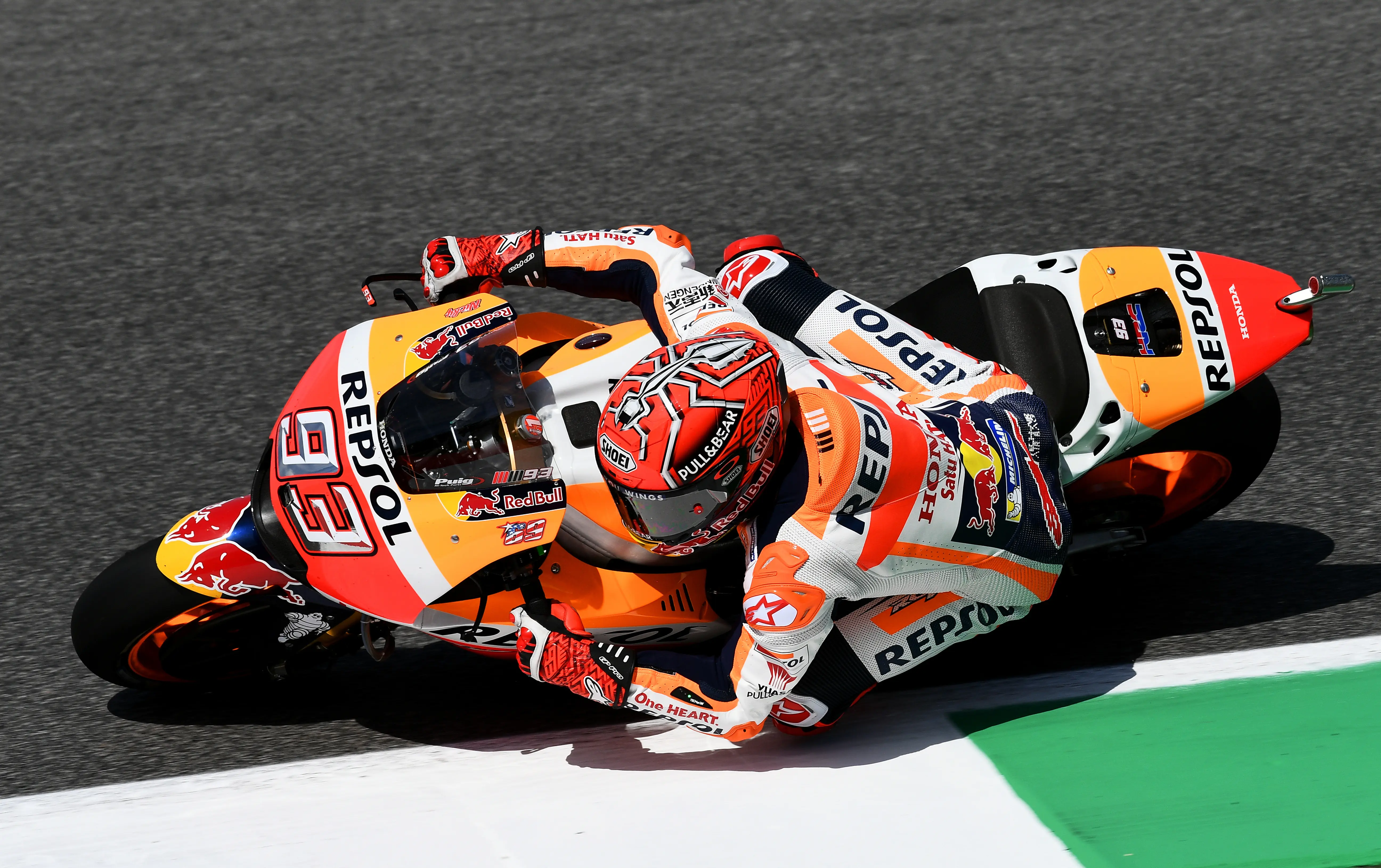 Pembalap Repsol Honda, Marc Marquez beraksi jelang MotoGP Catalunya 2017. (Vincenzo PINTO / AFP)