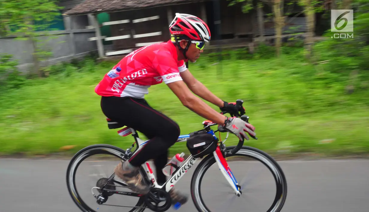 Seorang peserta memacu sepedanya saat mengikuti BTN Tour de Borobudur XVII di Jawa Tengah (12/11). Perhelatan olahraga sepeda tahunan ini juga diikuti 200 atlet profesional. (Liputan6.com/Gholib)