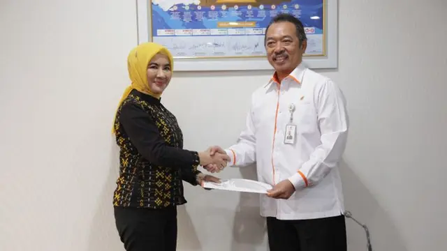 Penyerahan Surat Keputusan Pengangkatan Nicke Widyawatisebagai Direktur Utama PT Pertamina Tbk oleh Deputi Pertambangan, Industri Strategis, dan Media Kementerian BUMN Fajar Harry Sampurno.