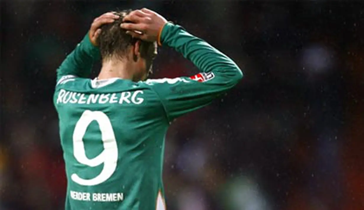 Werder Bremen's Swedish striker Markus Rosenberg leaves the pitch after the Bundesliga match against VfL Wolfsburg on March 16, 2008 at Weser stadium in Bremen. Wolfsburg won the match 0-1. AFP PHOTO/NIGEL TREBLIN