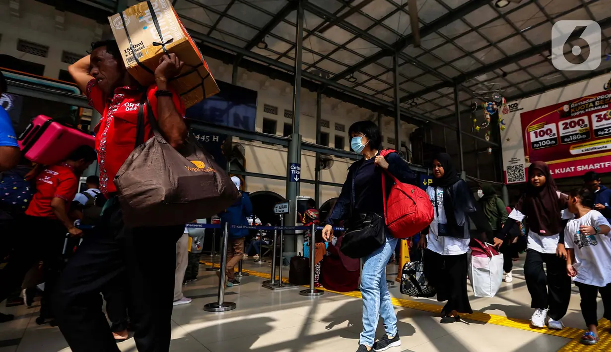 PT Kereta Api Indonesia (Persero) Daop 1 Jakarta pada masa angkutan lebaran 2024 sejak 31 Maret hingga 21 April akan memberangkatkan 1.677 kereta atau 77 kereta per hari. (Liputan6.com/Angga Yuniar)