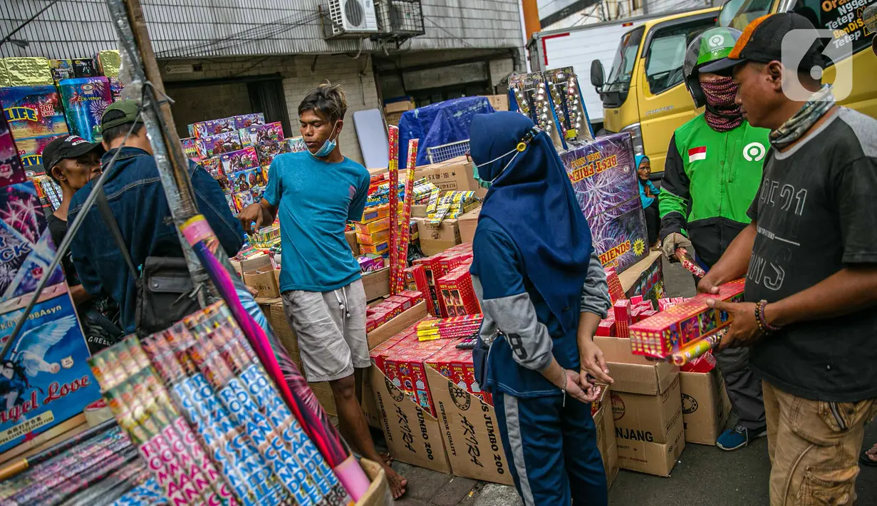 Sejumlah pembeli memilih kembang api di Pasar Asemka, Jakarta, Selasa (29/12/2020). Kembang api tersebut dijual mulai dari harga Rp 5.000 hingga Rp 3,5 juta tergantung jenis dan ukuran. (Liputan6.com/Faizal Fanani)