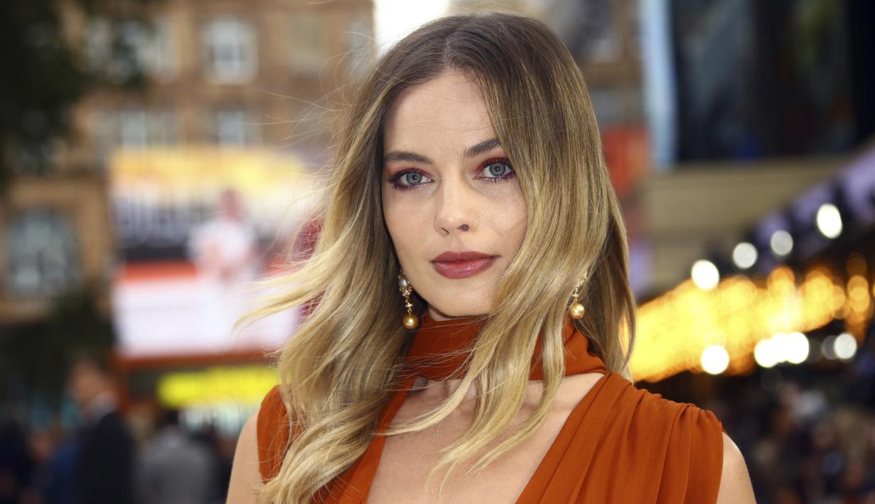 Foto Margot Robbie Tampil Seksi Bergaun Oranye Tipis Di London