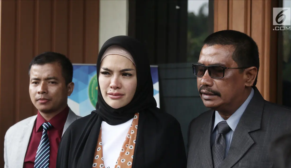 Aktris Nikita Mirzani (tengah) usai menjalani sidang isbat pernikahannya dengan Dipo Latief di Pengadilan Negeri Jakarta Selatan, Rabu (1/8). Nikita menikah secara siri dengan Dipo Latief lima bulan lalu . (Liputan6.com/Herman Zakharia)