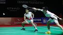 Ganda putra Indonesia Raymond Indra/Nikolaus Joaquin saat melawan sesama wakil Indonesia Sabar Karyaman Gutama/Moh Reza Pahlevi Isfahani pada laga semifinal Indonesia Masters 2026 di Istora Senayan, Jakarta, Sabtu (24/01/2025). (Bola.com/M Iqbal Ichsan)