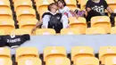 Iko Uwais bersama Audy Item serta istrinya saat di di Stadion Utama Gelora Bung Karno, Senayan, Jakarta, Minggu (10/4/2016).  (Andy Masela/Bintang.com)