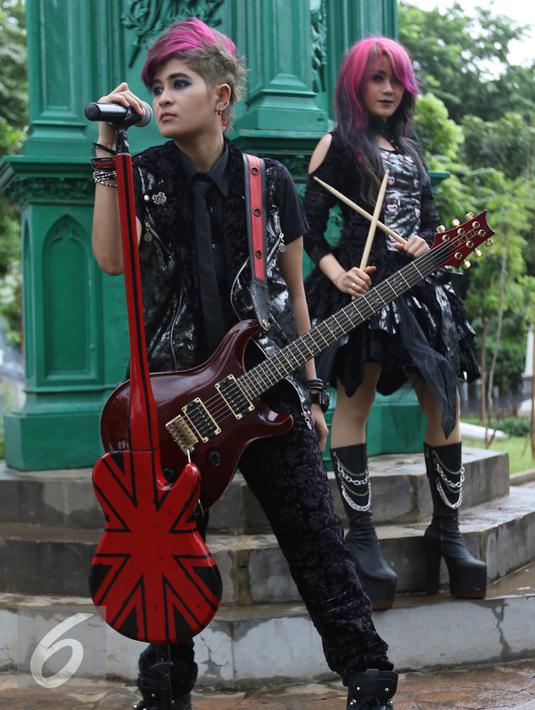 Gaya Dara dan Mita saat pembuatan video klip di Museum Taman Prasasti, Jakarta, Sabtu (23/1/2016). Nuansa gothic begitu kental di video klip 'Bungkam' ini. (Liputan6.com/Herman Zakharia)