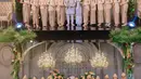Para bridesmaid Ochi Rosdiana tampil kompak dan memesona dalam balutan kebaya khas yang mencerminkan keanggunan budaya Indonesia. Keberadaan mereka semakin memperindah momen bahagia Ochi di hari pernikahannya.  [@thepotomoto].