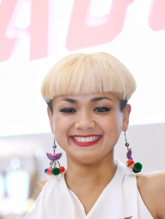 Ditemui di gedung MVP, Jakarta Selatan, Selasa (18/4/2017), Nirina menceritakan komentar anak yang begitu polos. Sang anak mengatakan dalam bahasa Inggris bahwa rambut ibunya itu menyerupai anak laki-laki. (Adrian Putra/Bintang.com)