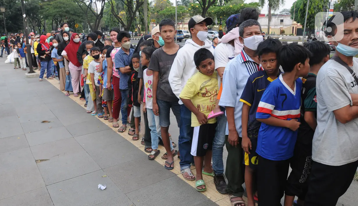 Warga mengantre untuk mendapatkan takjil di depan Kantor Pemerintah Daerah Kabupaten Bogor, Cibinong, Minggu (17/4/2022). Setiap hari selama bulan Ramadhan Pemkab Bogor menyediakan sekitar 400 hingga 500 paket takjil yang berasal dari dinas- dinas di lingkungan Pemkab Bogor (merdeka.com/Arie Basuki