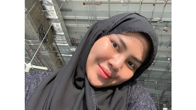 Curi Perhatian, Ini 7 Gaya Rosa Meldianti Saat Umroh dengan Ibunda